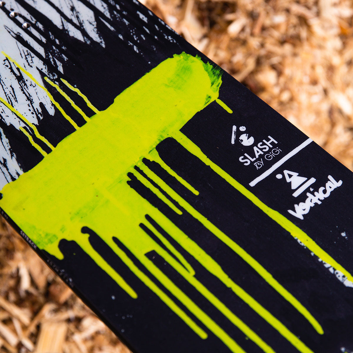 Slash by GiGi - Vertical Snowboard - ApARTment
